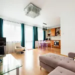 Ken 54 2-bedroom By Bookinghost * ורשה