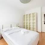Ken 54 2-bedroom By Bookinghost ורשה